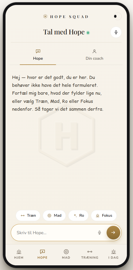 HOPE AI på mobil: Tal med Hope, med fanerne Hope og Din coach, forslagene Træn, Mad, Ro og Fokus samt skrivefelt og appens bundmenu.